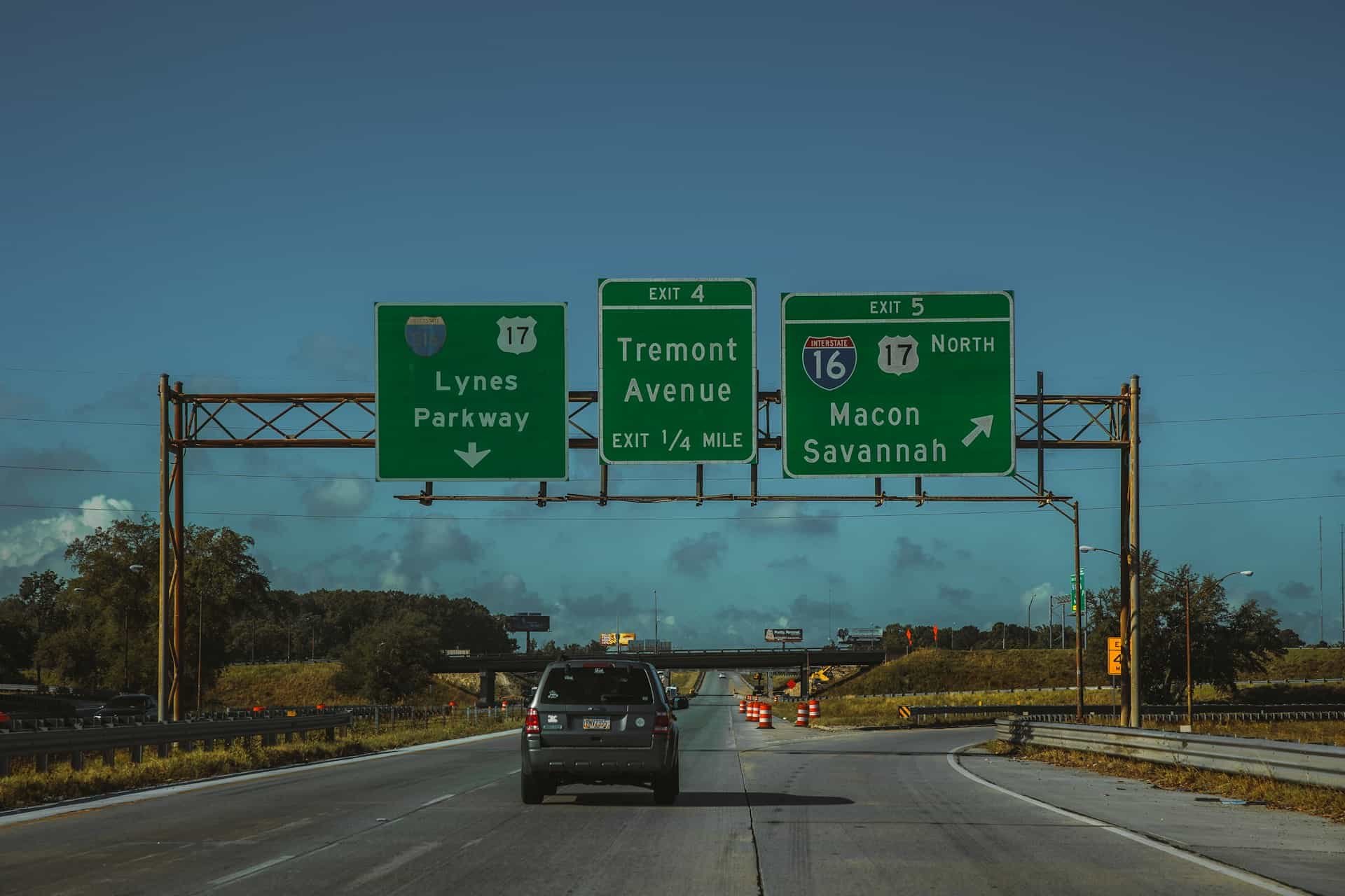 Highway and Expressway Guide Signs
